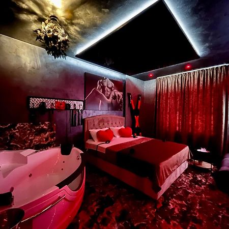 Love Room Бухарест Екстер'єр фото